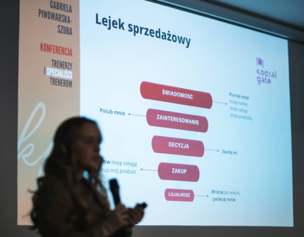 Gabriela prowadzi szkolenie